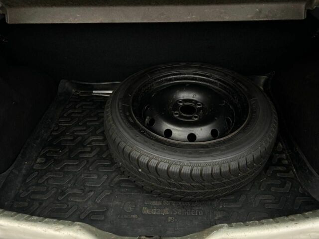 Серый Рено Сандеро, объемом двигателя 1.4 л и пробегом 202 тыс. км за 5400 $, фото 17 на Automoto.ua