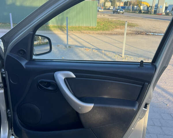 Серый Рено Сандеро, объемом двигателя 1.39 л и пробегом 200 тыс. км за 3900 $, фото 44 на Automoto.ua