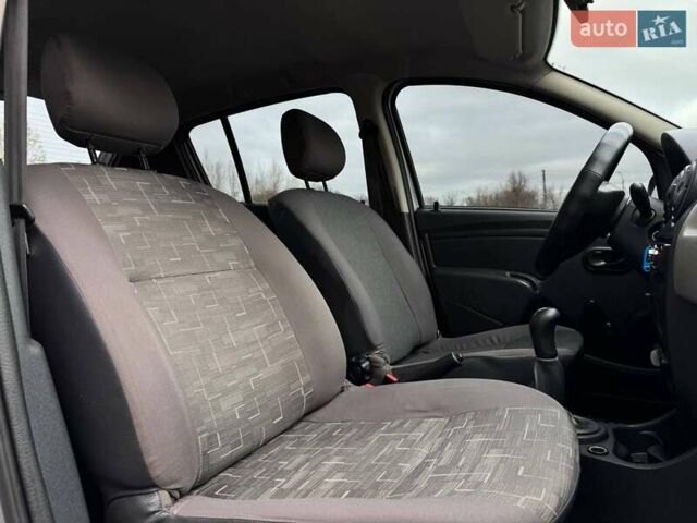 Серый Рено Сандеро, объемом двигателя 1.39 л и пробегом 252 тыс. км за 5300 $, фото 24 на Automoto.ua