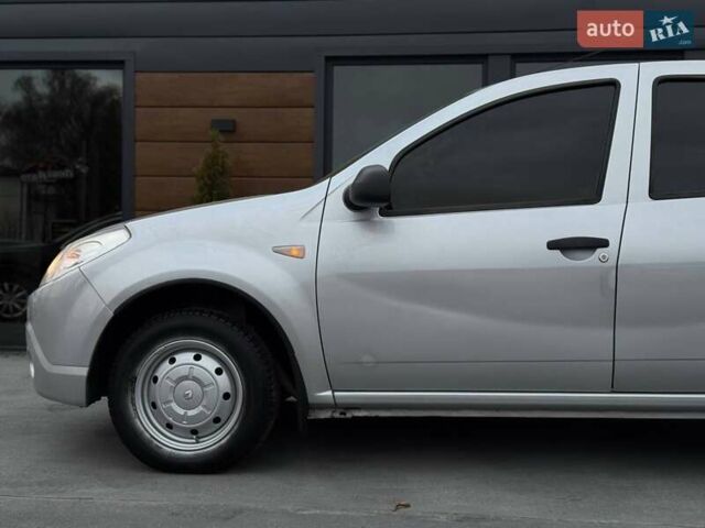 Серый Рено Сандеро, объемом двигателя 1.39 л и пробегом 252 тыс. км за 5300 $, фото 2 на Automoto.ua