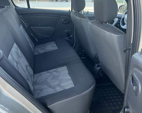 Серый Рено Сандеро, объемом двигателя 1.39 л и пробегом 200 тыс. км за 3900 $, фото 45 на Automoto.ua