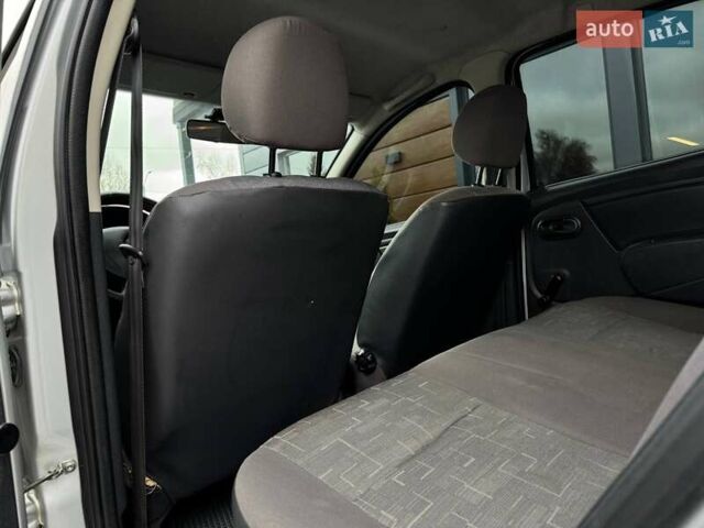 Серый Рено Сандеро, объемом двигателя 1.39 л и пробегом 252 тыс. км за 5300 $, фото 19 на Automoto.ua