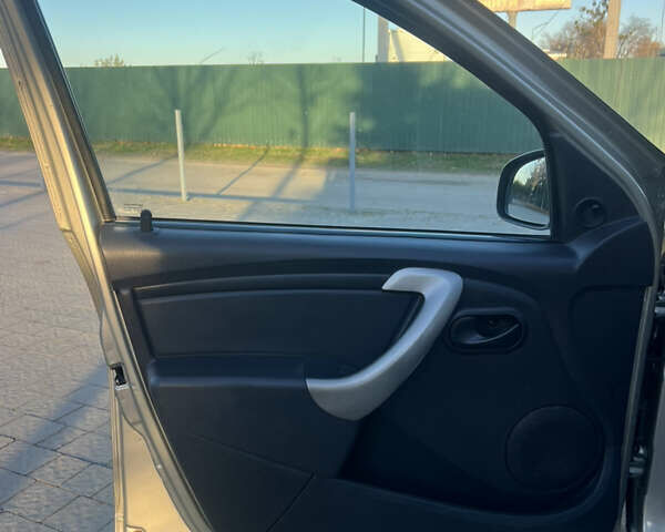 Серый Рено Сандеро, объемом двигателя 1.39 л и пробегом 200 тыс. км за 3900 $, фото 41 на Automoto.ua