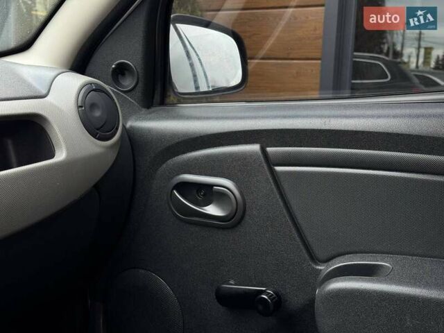 Серый Рено Сандеро, объемом двигателя 1.39 л и пробегом 252 тыс. км за 5300 $, фото 16 на Automoto.ua