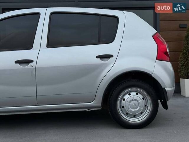 Серый Рено Сандеро, объемом двигателя 1.39 л и пробегом 252 тыс. км за 5300 $, фото 3 на Automoto.ua