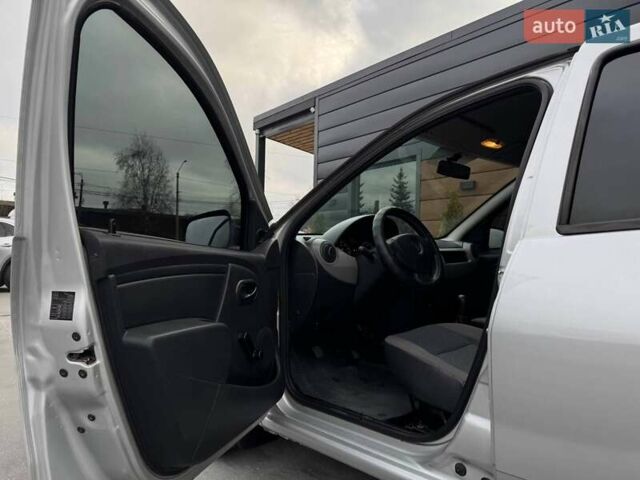 Серый Рено Сандеро, объемом двигателя 1.39 л и пробегом 252 тыс. км за 5300 $, фото 7 на Automoto.ua