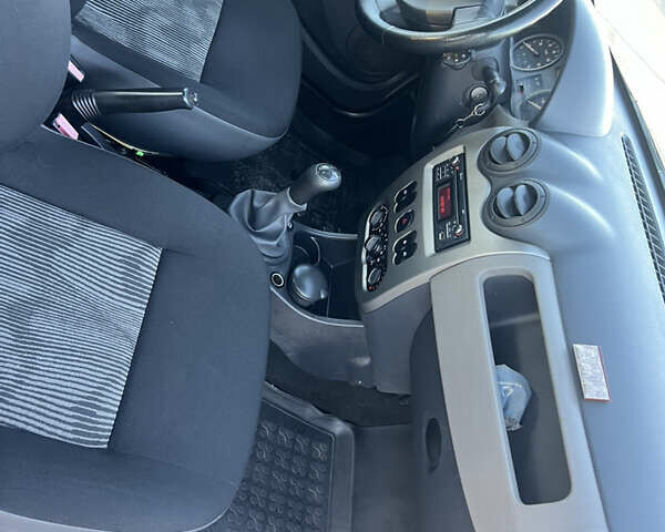 Серый Рено Сандеро, объемом двигателя 1.39 л и пробегом 200 тыс. км за 3900 $, фото 43 на Automoto.ua