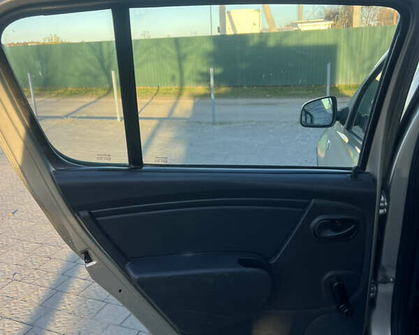 Серый Рено Сандеро, объемом двигателя 1.39 л и пробегом 200 тыс. км за 3900 $, фото 50 на Automoto.ua