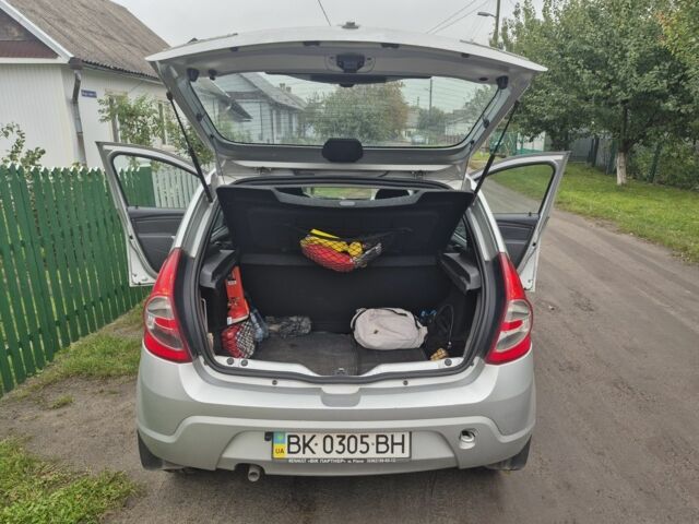 Сірий Рено Сандеро, об'ємом двигуна 1.4 л та пробігом 85 тис. км за 7000 $, фото 6 на Automoto.ua