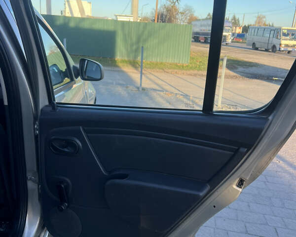 Серый Рено Сандеро, объемом двигателя 1.39 л и пробегом 200 тыс. км за 3900 $, фото 47 на Automoto.ua