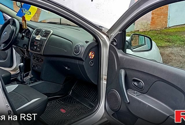 Сірий Рено Сандеро, об'ємом двигуна 1.6 л та пробігом 114 тис. км за 7850 $, фото 5 на Automoto.ua