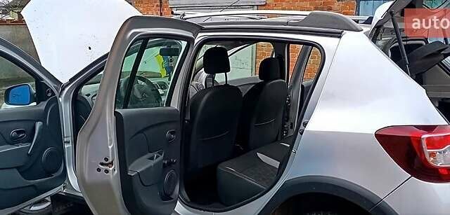 Серый Рено Сандеро, объемом двигателя 1.6 л и пробегом 114 тыс. км за 7850 $, фото 2 на Automoto.ua