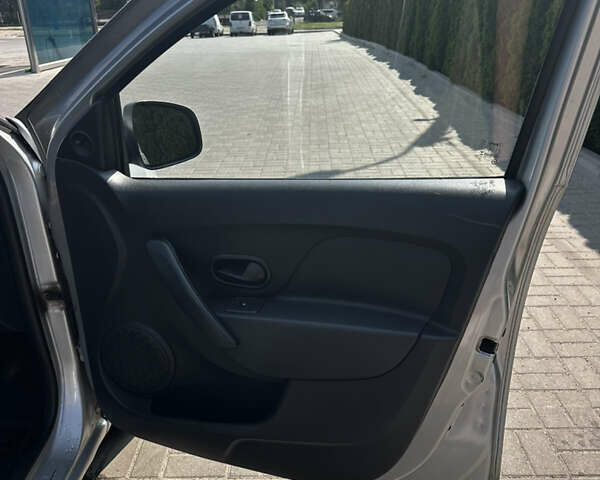 Серый Рено Сандеро, объемом двигателя 1.15 л и пробегом 247 тыс. км за 5500 $, фото 6 на Automoto.ua