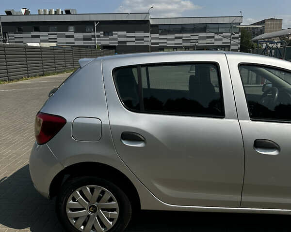 Серый Рено Сандеро, объемом двигателя 1.15 л и пробегом 247 тыс. км за 5500 $, фото 4 на Automoto.ua