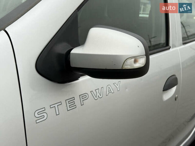 Серый Рено Сандеро, объемом двигателя 1.46 л и пробегом 216 тыс. км за 6499 $, фото 2 на Automoto.ua