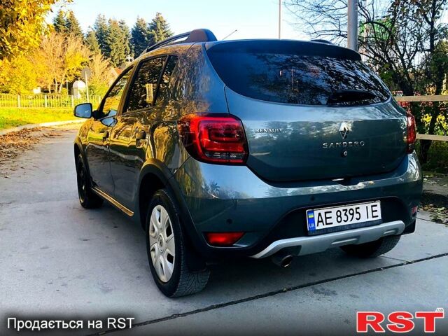 Серый Рено Сандеро, объемом двигателя 0.9 л и пробегом 180 тыс. км за 8500 $, фото 1 на Automoto.ua