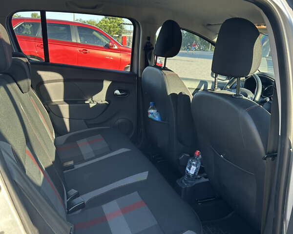 Серый Рено Сандеро, объемом двигателя 0.9 л и пробегом 59 тыс. км за 12300 $, фото 7 на Automoto.ua