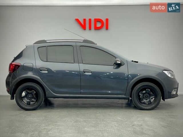 Серый Рено Сандеро, объемом двигателя 1 л и пробегом 58 тыс. км за 10884 $, фото 3 на Automoto.ua