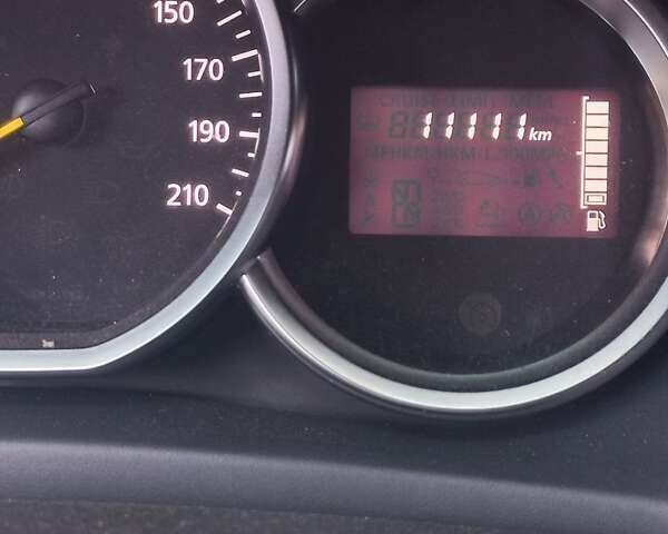 Серый Рено Сандеро, объемом двигателя 0.9 л и пробегом 12 тыс. км за 10400 $, фото 23 на Automoto.ua