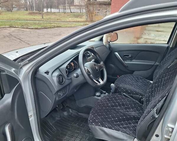 Сірий Рено Сандеро, об'ємом двигуна 0.9 л та пробігом 17 тис. км за 11500 $, фото 8 на Automoto.ua