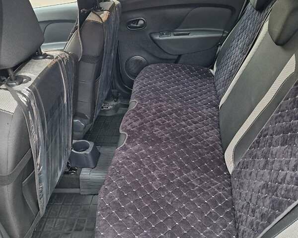 Сірий Рено Сандеро, об'ємом двигуна 0.9 л та пробігом 17 тис. км за 11500 $, фото 6 на Automoto.ua