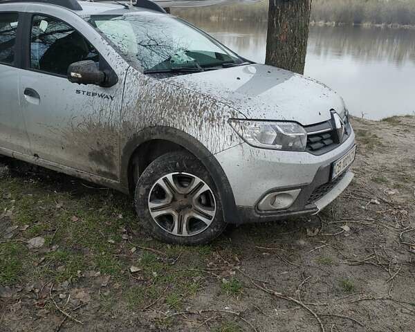 Серый Рено Сандеро, объемом двигателя 1.46 л и пробегом 104 тыс. км за 12200 $, фото 8 на Automoto.ua