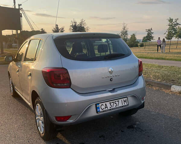 Серый Рено Сандеро, объемом двигателя 1 л и пробегом 8 тыс. км за 10000 $, фото 4 на Automoto.ua