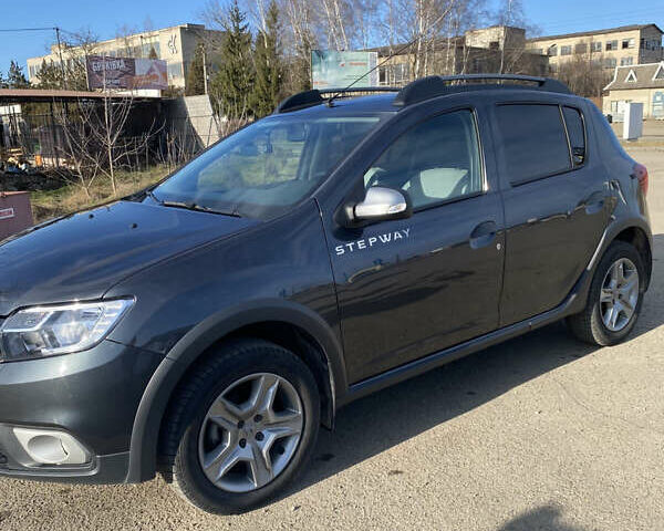 Серый Рено Сандеро, объемом двигателя 1.46 л и пробегом 33 тыс. км за 13500 $, фото 3 на Automoto.ua