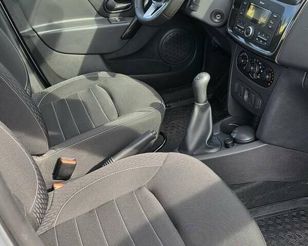 Сірий Рено Сандеро, об'ємом двигуна 1 л та пробігом 36 тис. км за 9999 $, фото 5 на Automoto.ua