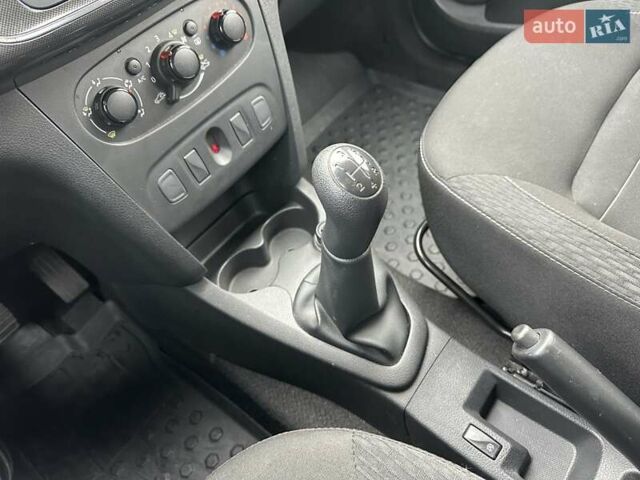 Серый Рено Сандеро, объемом двигателя 1 л и пробегом 43 тыс. км за 8900 $, фото 21 на Automoto.ua