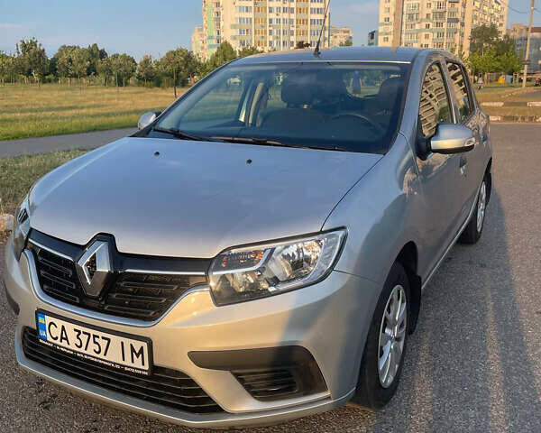 Серый Рено Сандеро, объемом двигателя 1 л и пробегом 8 тыс. км за 10000 $, фото 3 на Automoto.ua