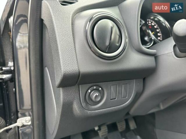 Серый Рено Сандеро, объемом двигателя 1 л и пробегом 43 тыс. км за 8900 $, фото 14 на Automoto.ua