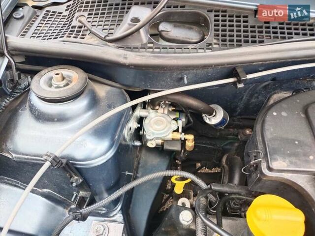 Синий Рено Сандеро, объемом двигателя 1.39 л и пробегом 261 тыс. км за 5200 $, фото 13 на Automoto.ua