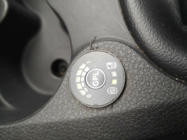 Синий Рено Сандеро, объемом двигателя 1.1 л и пробегом 68 тыс. км за 7000 $, фото 7 на Automoto.ua