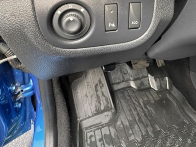 Синий Рено Сандеро, объемом двигателя 1 л и пробегом 75 тыс. км за 250 $, фото 4 на Automoto.ua