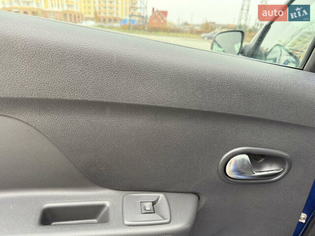 Синий Рено Сандеро, объемом двигателя 0.9 л и пробегом 17 тыс. км за 10350 $, фото 14 на Automoto.ua