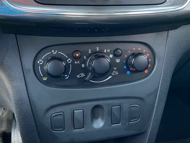 Рено Сандеро 2017 в Кривом Роге на Automoto.ua Синий Рено Сандеро, объемом двигателя 0.9 л и пробегом 81 тыс. км за 9500 $, фото 12 на Automoto.ua