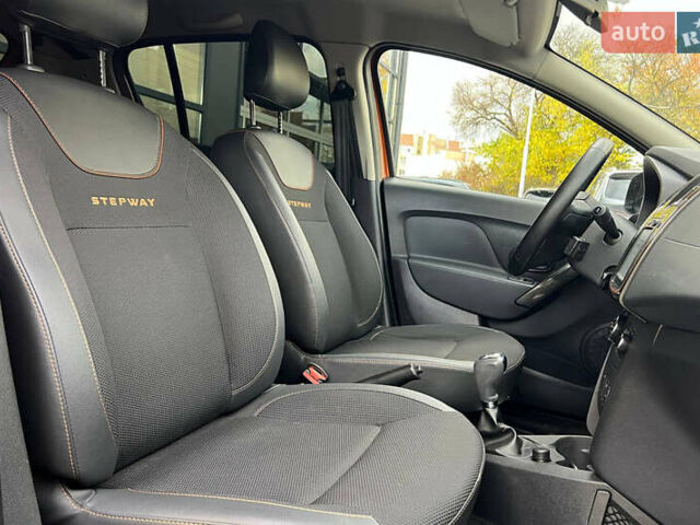 Рено Сандеро 2017 в Ивано-Франковске на Automoto.ua Оранжевый Рено Сандеро, объемом двигателя 0.9 л и пробегом 61 тыс. км за 8500 $, фото 18 на Automoto.ua