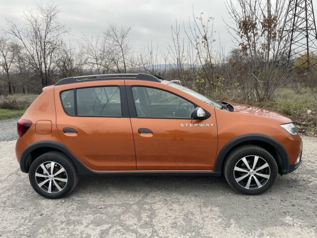 Оранжевый Рено Сандеро, объемом двигателя 1.5 л и пробегом 84 тыс. км за 11500 $, фото 3 на Automoto.ua