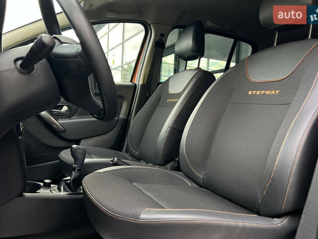 Рено Сандеро 2017 в Ивано-Франковске на Automoto.ua Оранжевый Рено Сандеро, объемом двигателя 0.9 л и пробегом 61 тыс. км за 8500 $, фото 8 на Automoto.ua