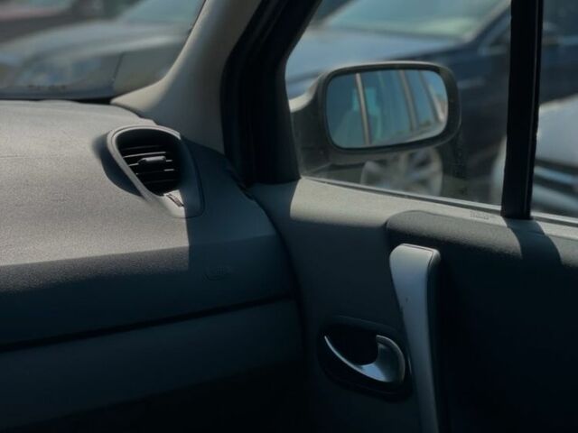 Бежевый Рено Сценик II, объемом двигателя 2 л и пробегом 210 тыс. км за 5100 $, фото 12 на Automoto.ua