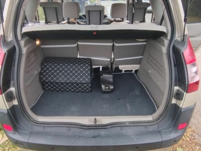 Бежевый Рено Сценик II, объемом двигателя 1.6 л и пробегом 247 тыс. км за 4400 $, фото 14 на Automoto.ua