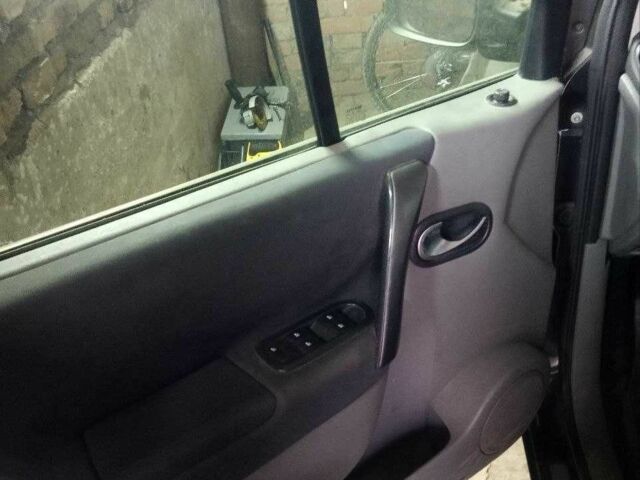 Черный Рено Сценик II, объемом двигателя 1.5 л и пробегом 178 тыс. км за 4200 $, фото 7 на Automoto.ua