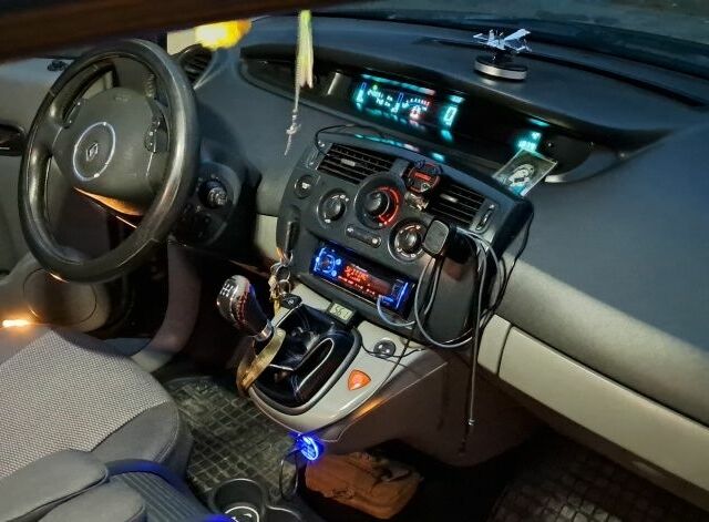 Черный Рено Сценик II, объемом двигателя 1.6 л и пробегом 250 тыс. км за 3900 $, фото 5 на Automoto.ua