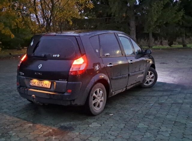 Черный Рено Сценик II, объемом двигателя 1.6 л и пробегом 250 тыс. км за 3900 $, фото 2 на Automoto.ua