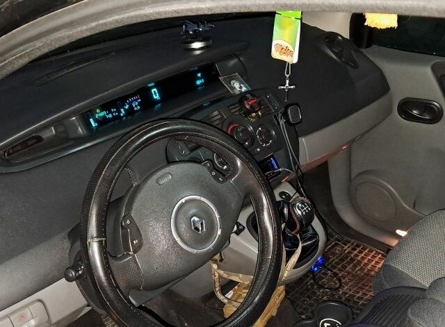 Черный Рено Сценик II, объемом двигателя 1.6 л и пробегом 250 тыс. км за 3900 $, фото 8 на Automoto.ua