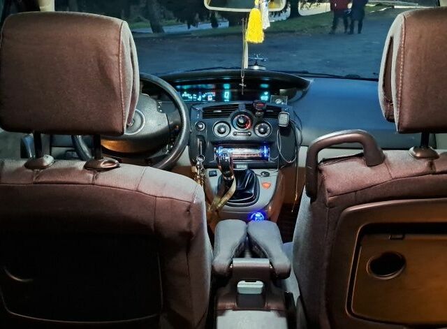 Черный Рено Сценик II, объемом двигателя 1.6 л и пробегом 250 тыс. км за 3900 $, фото 3 на Automoto.ua