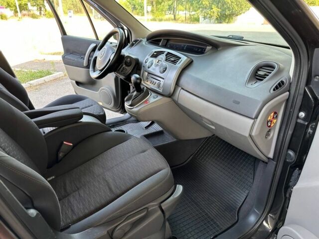 Черный Рено Сценик II, объемом двигателя 1.9 л и пробегом 133 тыс. км за 6699 $, фото 13 на Automoto.ua