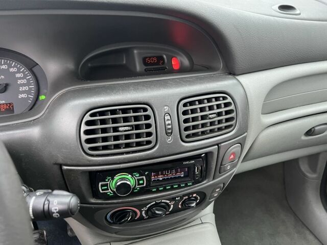 Красный Рено Сценик II, объемом двигателя 1.9 л и пробегом 218 тыс. км за 2555 $, фото 6 на Automoto.ua