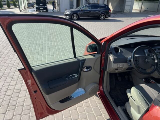 Красный Рено Сценик II, объемом двигателя 1.6 л и пробегом 319 тыс. км за 3700 $, фото 3 на Automoto.ua